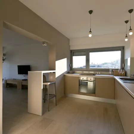 Lone Apartment Split